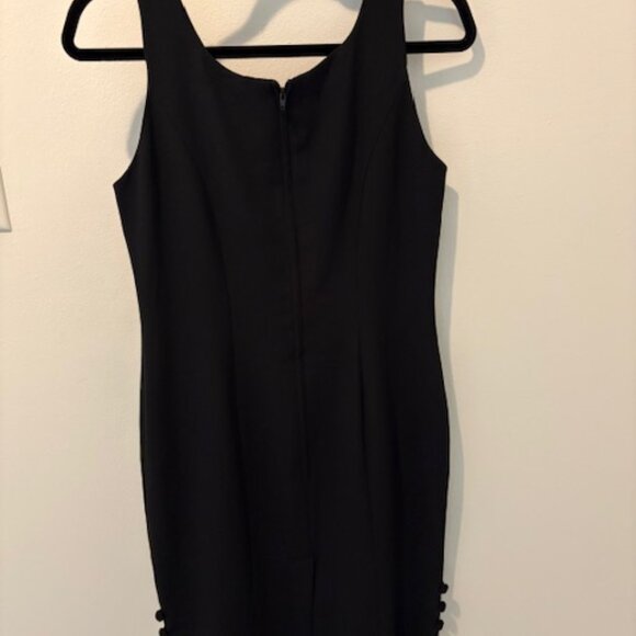 Simple, elegant black dress - Picture 4 of 5